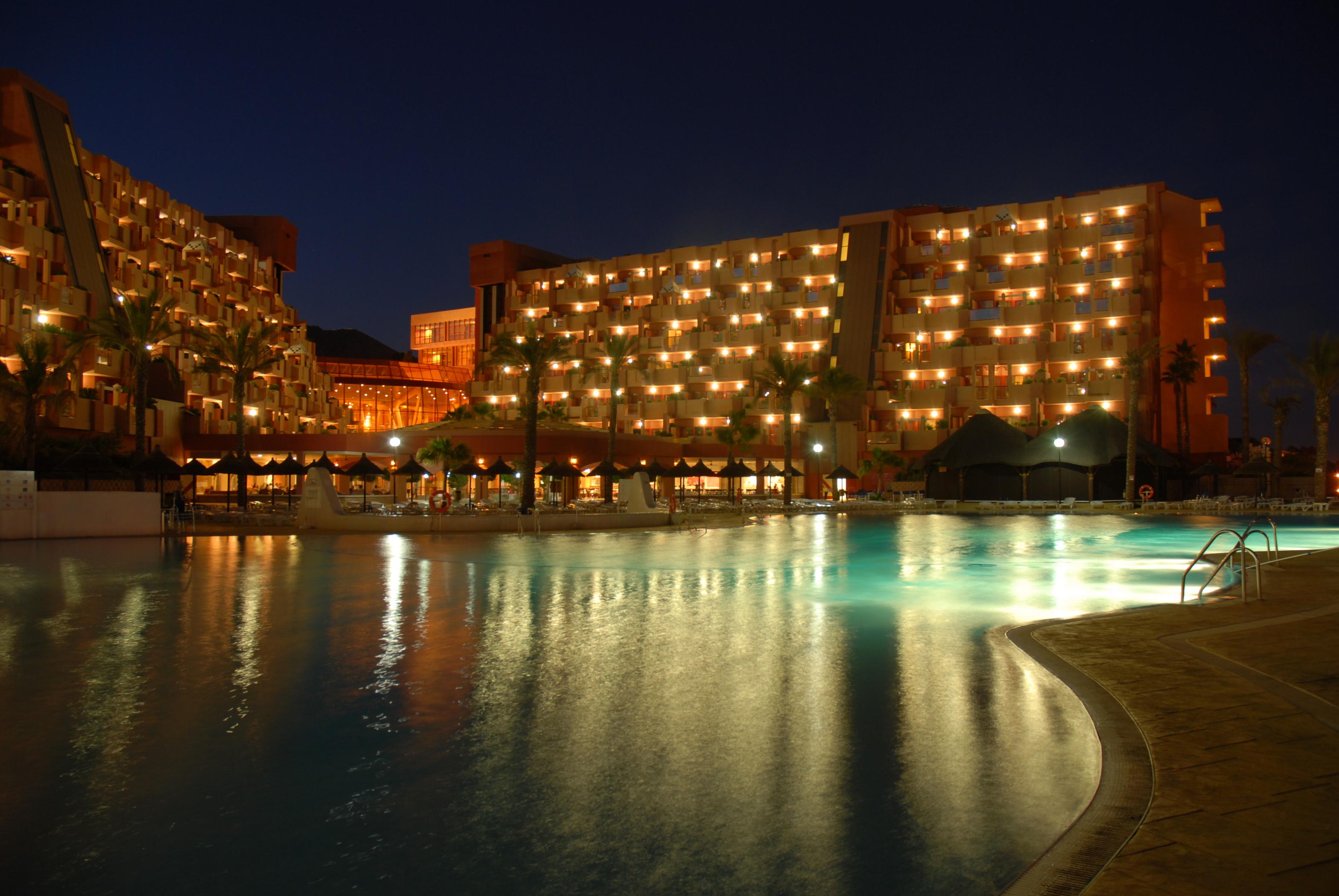 בנאלמדנה Holiday World Resort מראה חיצוני תמונה