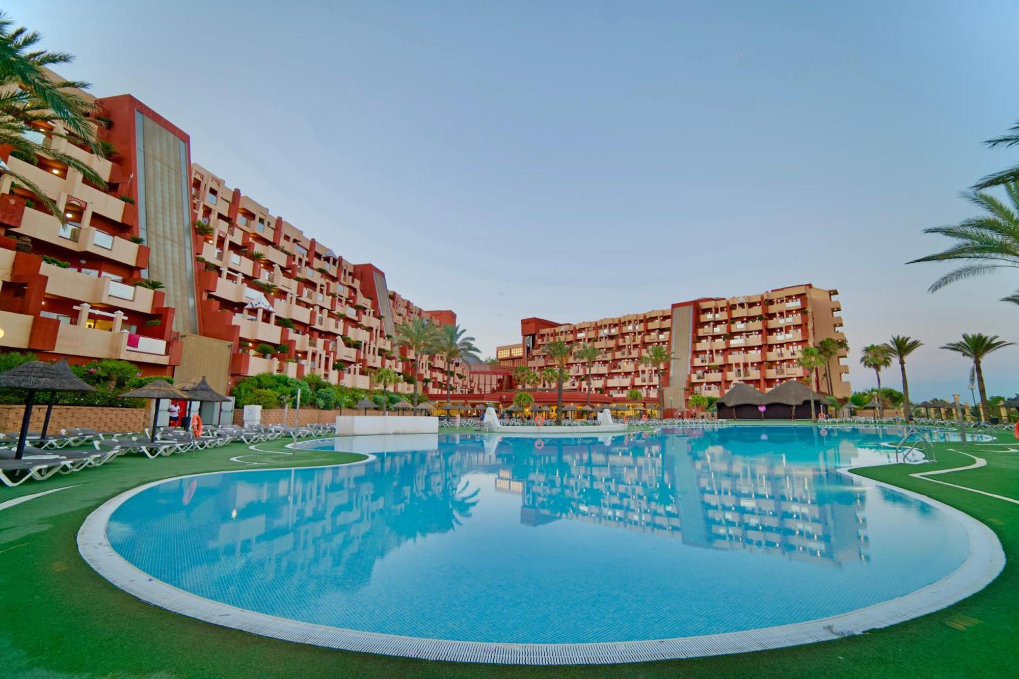 בנאלמדנה Holiday World Resort מראה חיצוני תמונה
